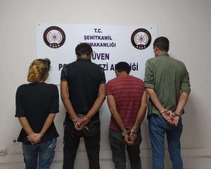 Durdurulan araçta uyuşturucu ele geçirildi: 4 gözaltı