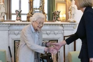 İngiliz Kraliçesi tıbbı gözetime tabi tutuldu